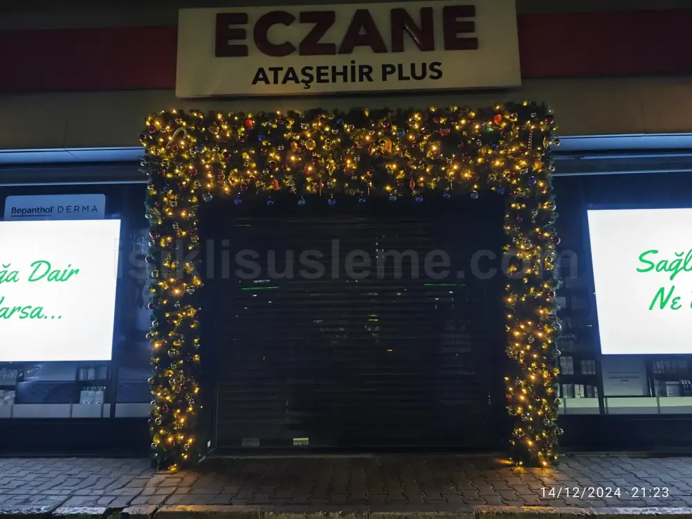 Yılbaşı sezonunda garland ve LED ile süslenmiş eczane girişi, gece