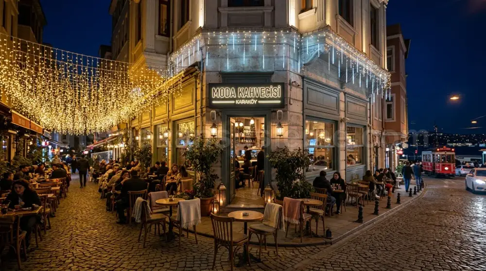 Karaköy'de dış cephesi sıcak LED ışıkla süslenmiş kafe terası, gece