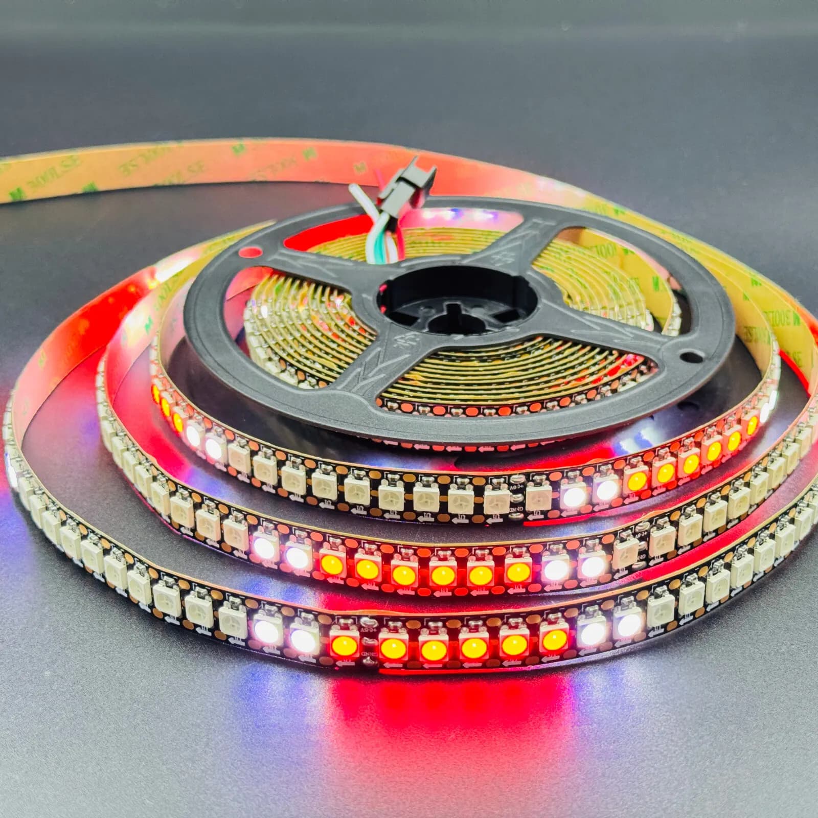 Adreslenebilir RGB LED şerit makarası, renkli ışık geçişi örneği